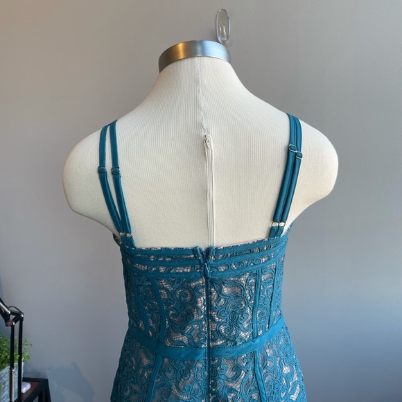 Brand new Harlyn teal / turquoise fitted lace dress, size 6. - Picture 3 of 13